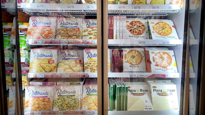 Shelves of frozen pizza