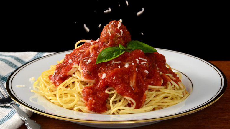 A bowl of spaghetti with marinara sauce