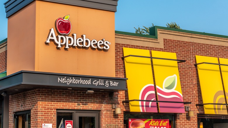 Exterior of an Applebee's restaurant