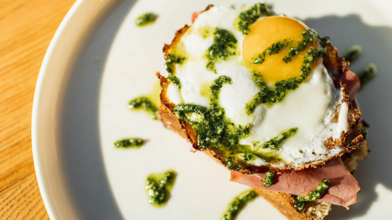 Toasted bread with pesto sauce