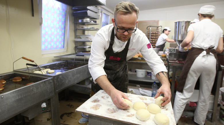 Baker making pączki