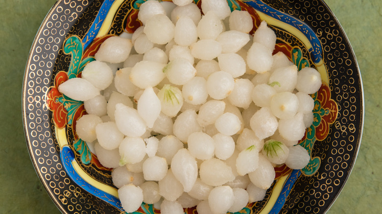 A bowl full of peeled pearl onions