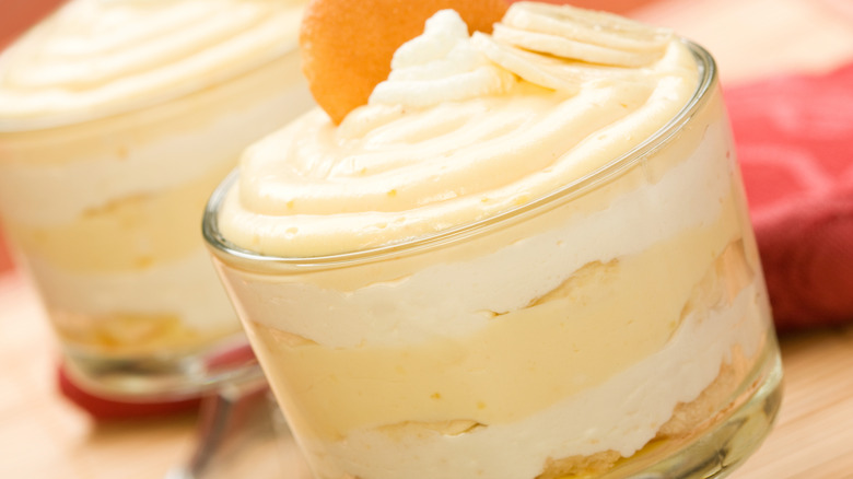 close up of banana pudding in a glass