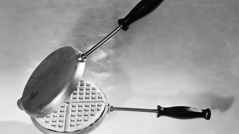 A waffle iron from 1947 is displayed