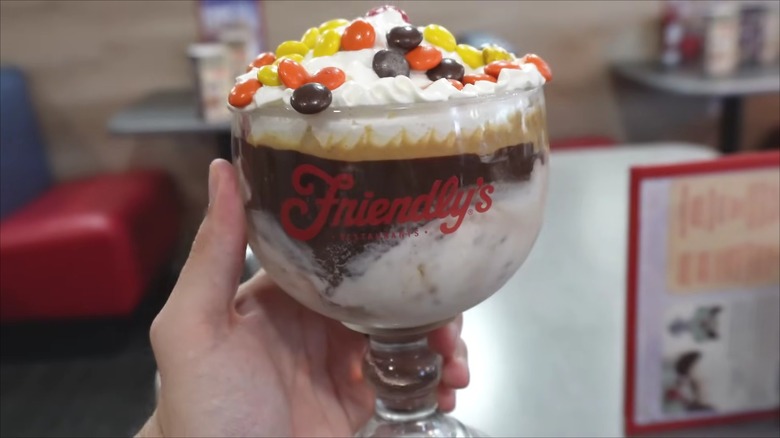 A Friendly's ice cream sundae