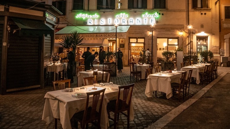 Outdoor seating at Alfredo alla Scrofa restaurant at night