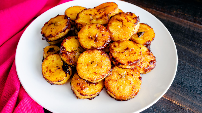 plate of caramel baked plantains