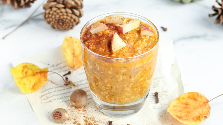 pumpkin pie oats topped with apples