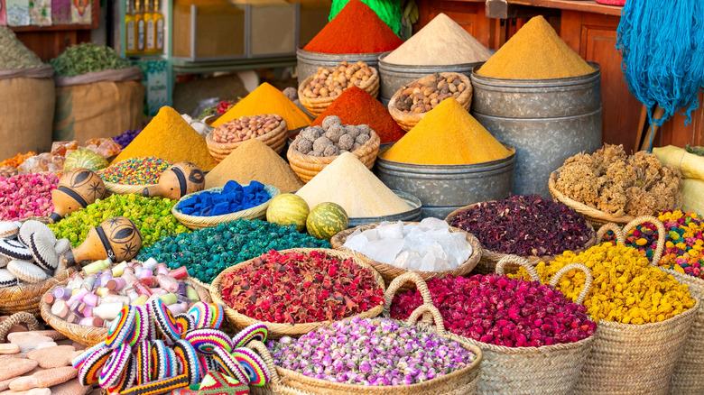 A selection of natural food dyes in baskets at an outdoor market