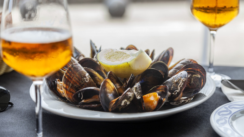 Dish of mussels with lemon