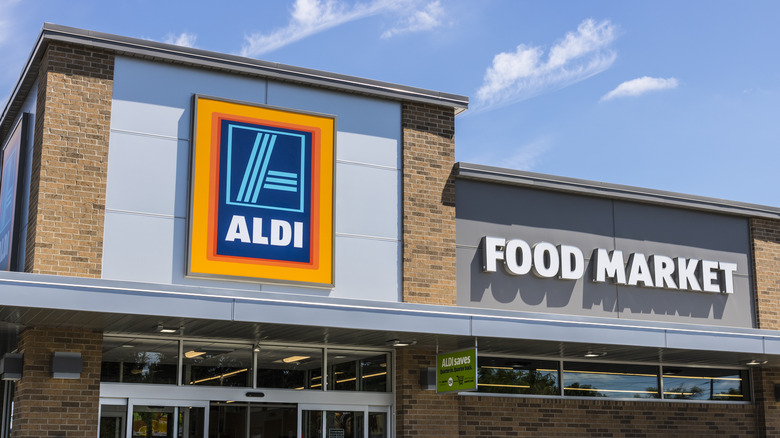 Aldi grocery store produce aisle