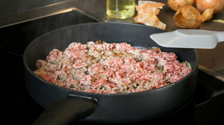 Cooking raw ground beef in pan