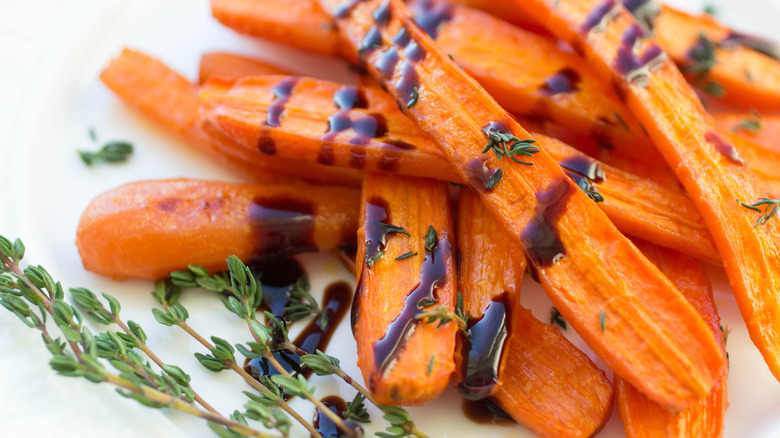 roasted carrots with balsamic glaze and fresh thyme