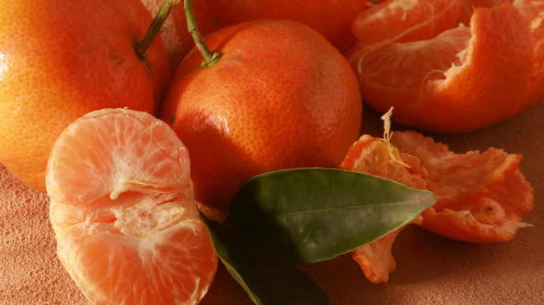 whole and segmented mandarin oranges