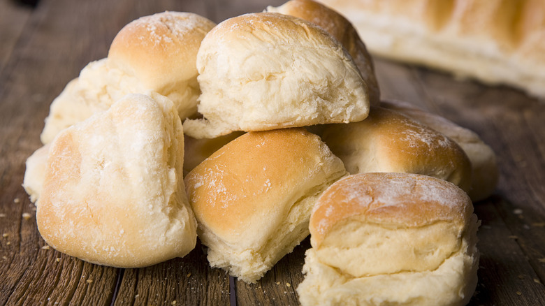 A pile of dinner rolls