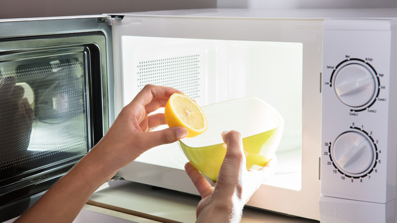 putting lemon in bowl in microwave