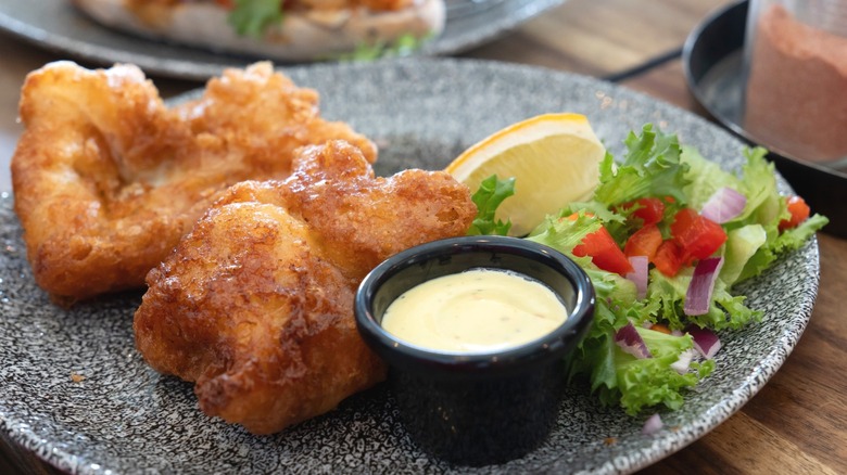 A plate of Icelandic fish and chips, served with skyronnes.