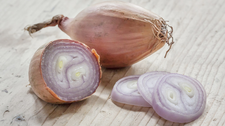 Sliced shallot