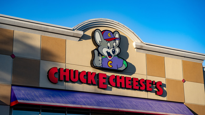 A picture of the Chuck E. Cheese sign on a building