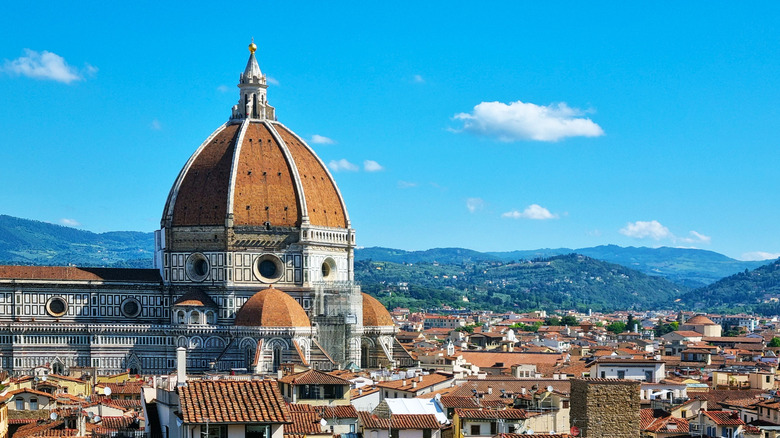 There are over 250 wine windows in and around Florence.