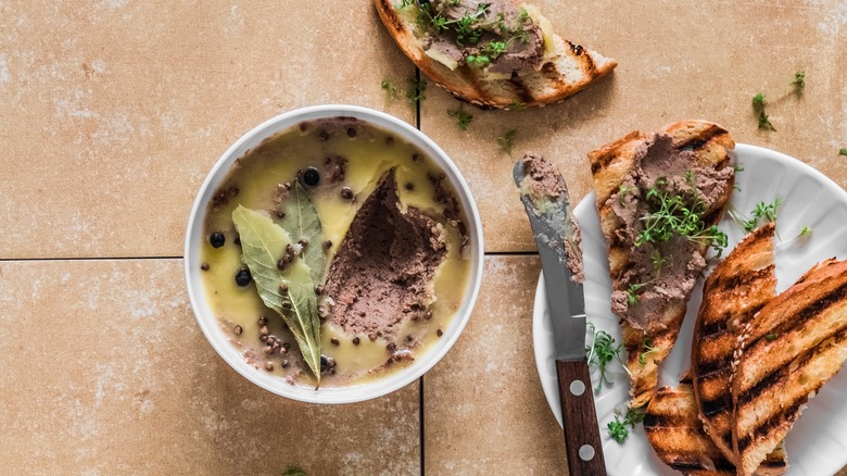 Pâté with toasted bread