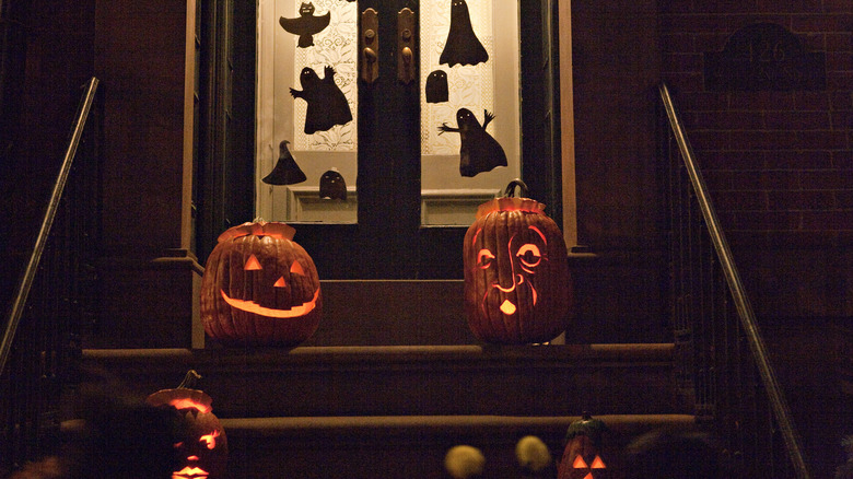 jack-o-lanterns sitting on steps