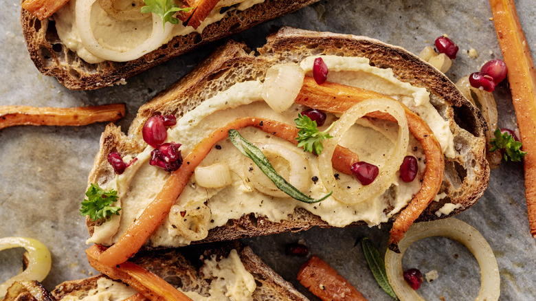 Toast with hummus and vegetables