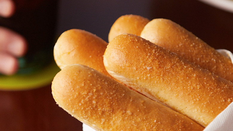 close-up of a basket of olive garden breadsticks