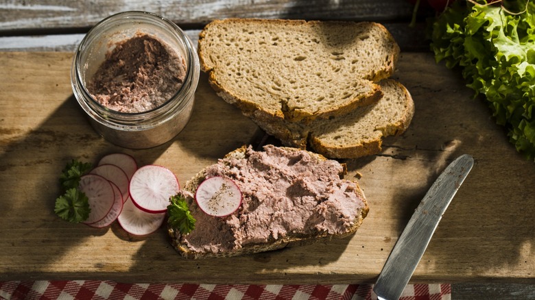 Liverwurst on bread plus jar of liverwurst and bread