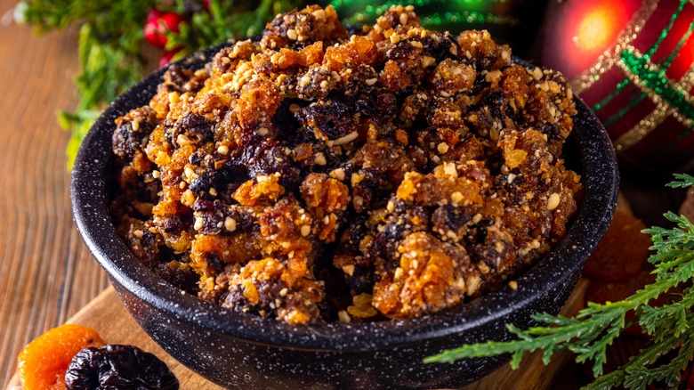 Bowl of contemporary mincemeat with dried fruits