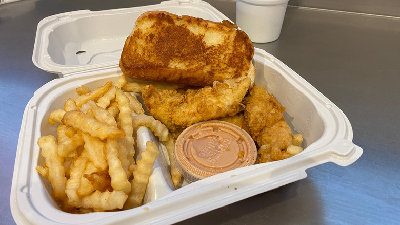 A classic Raising Cane's combo meal