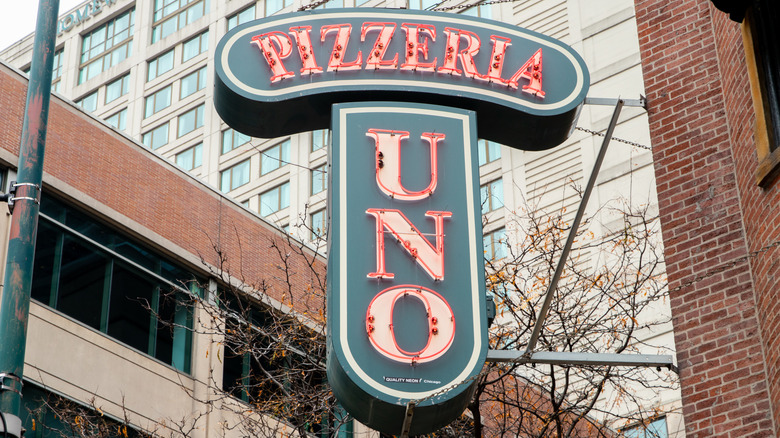 Uno Pizzeria & Grill neon sign