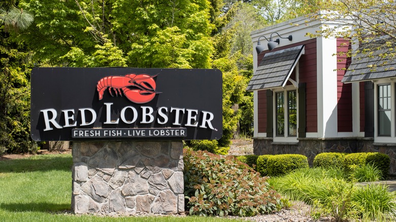 Red Lobster restaurant sign