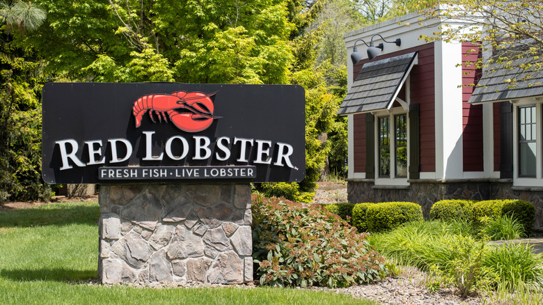 A Red Lobster sign outside a Red Lobster Resturant