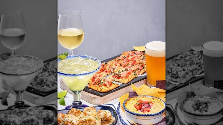 A margarita, a glass of wine, and a Lobster Flatbread from Red Lobster