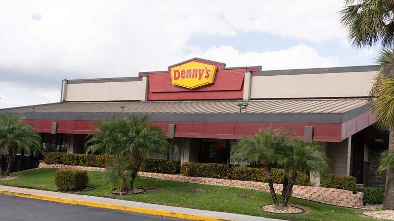 Denny's restaurant exterior