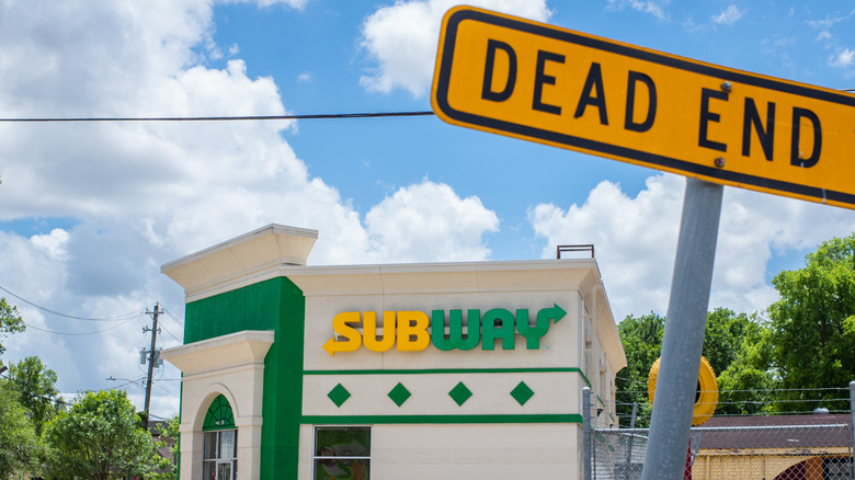 "Dead end" sign next to Subway restaurant