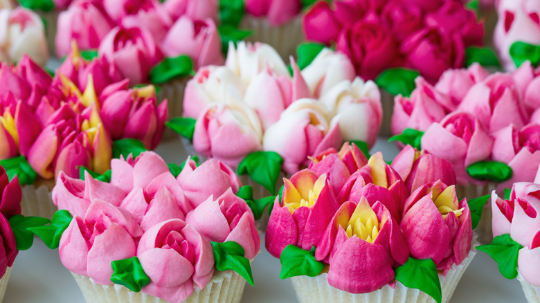 cupcakes decorated with frosting flowers