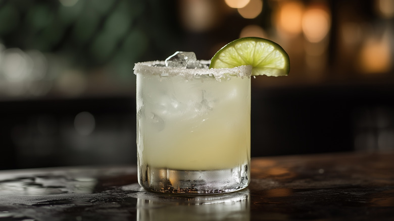 Margarita with lime slice