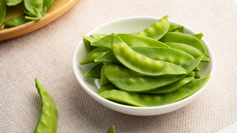 snow peas in bowl