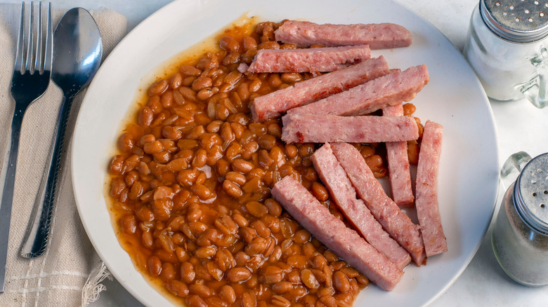 Baked beans with Spam fries