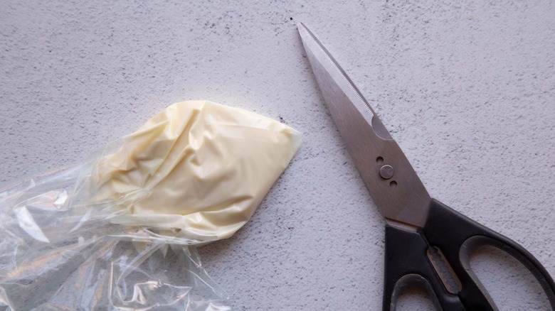 bag of melted chocolate and scissors