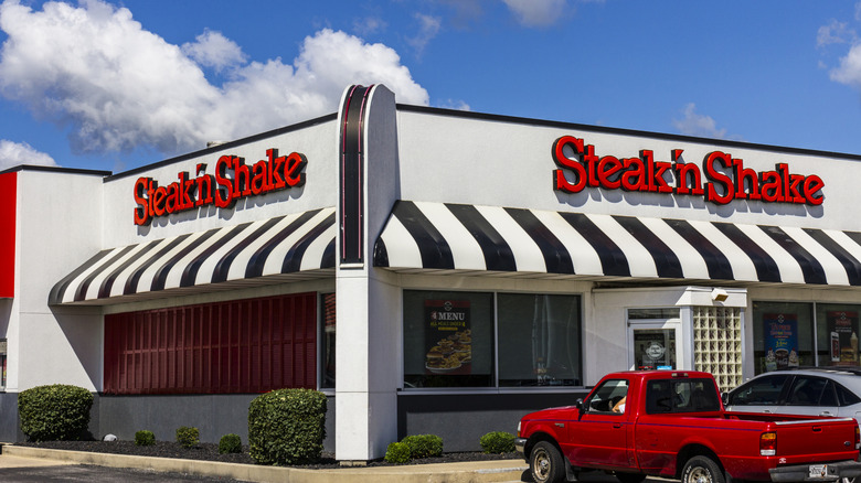 Cars are parked outside a Steak n' Shake restaurant