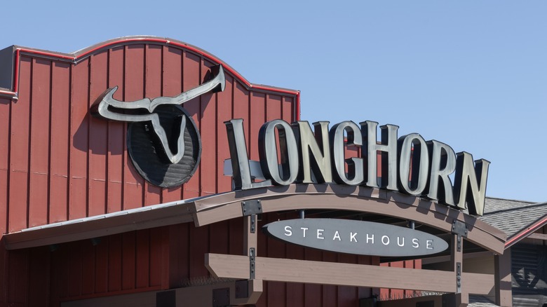 LongHorn Steakhouse exterior signage