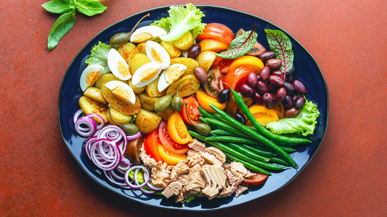 Salade Niçoise on a black plate