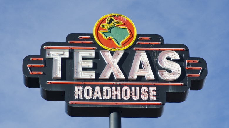 The outside of a Texas Roadhouse location.