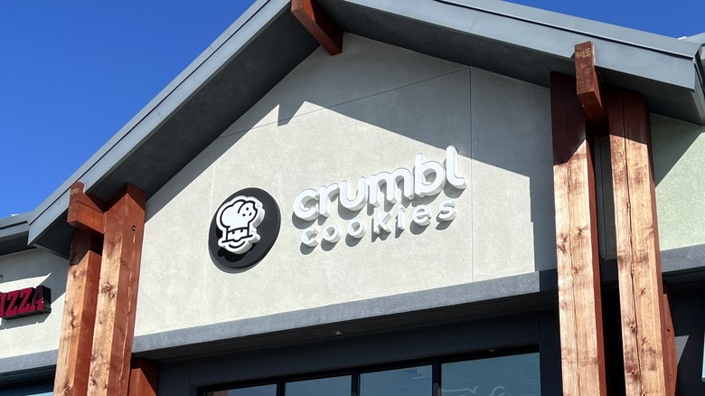 crumbl cookies exterior