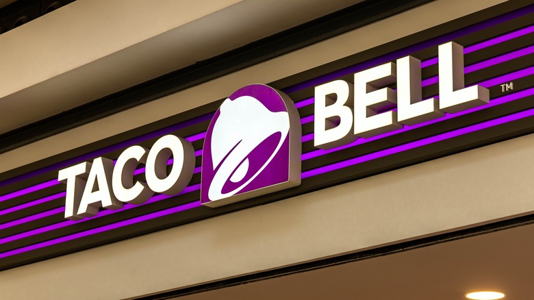 taco bell signage