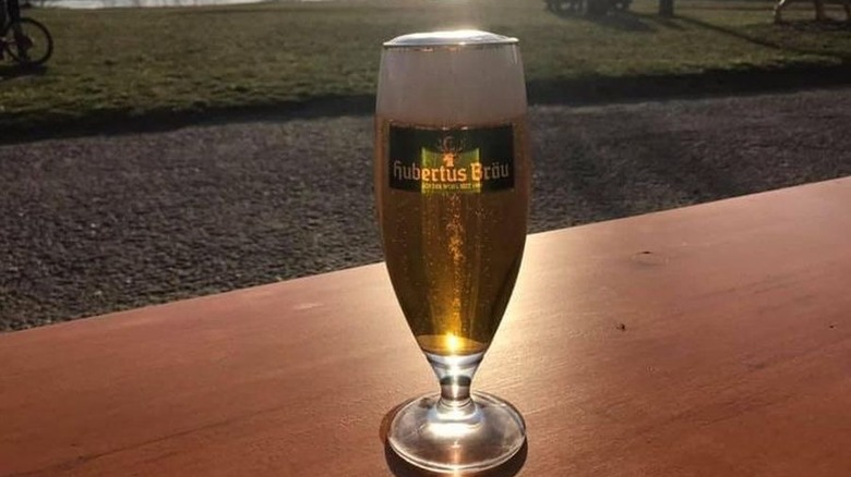 Hubertus Bräu beer on table