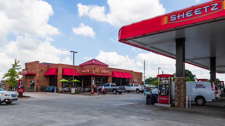 Sheetz exterior and gas station